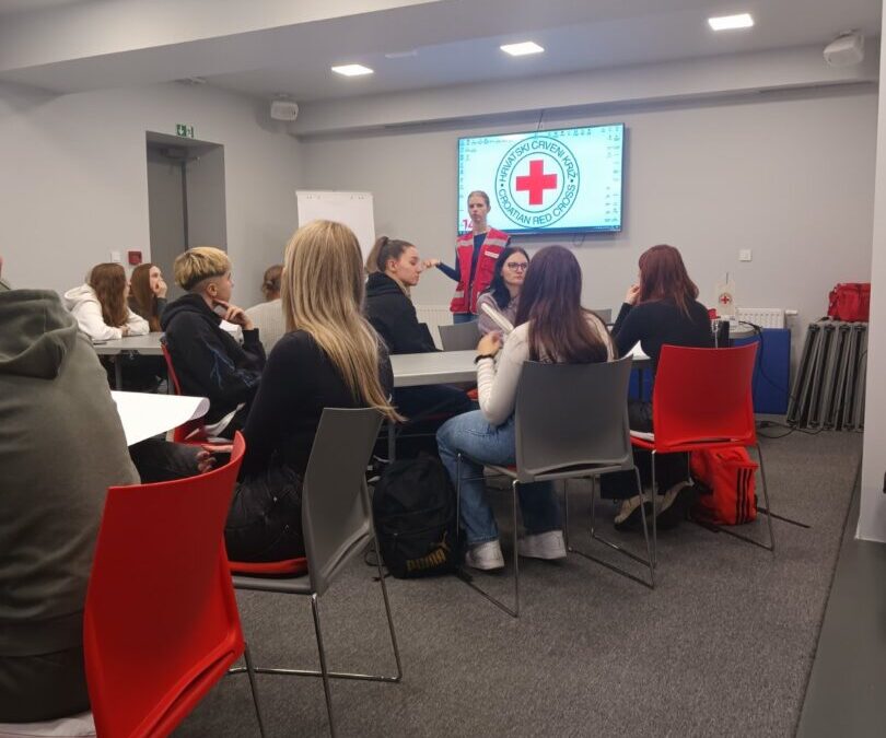 TERENSKA NASTAVA UČENIKA ZANIMANJA FRIZER (3. RAZRED) U EDUKACIJSKI CENTAR HRVATSKOGA CRVENOG KRIŽA
