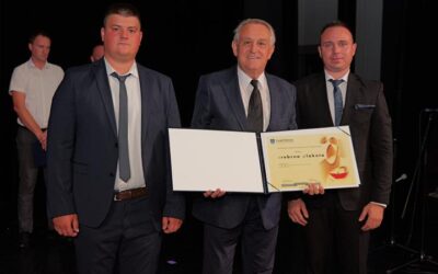 UMIROVLJENI RAVNATELJ IOŠ-a SLATINA DOBITNIK SREBRNE PLAKETE GRADA SLATINE